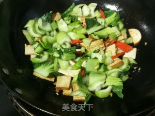 豆干炒菜帮的做法步骤：3