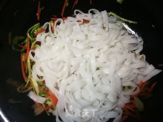 胡萝卜包菜鸡蛋炒河粉的做法步骤：10