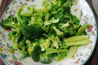 菠萝素炒西兰花的做法步骤：2