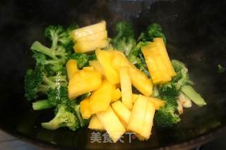 菠萝素炒西兰花的做法步骤：5