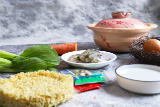 牛奶煮泡面的做法步骤：1
