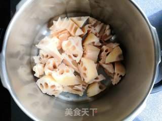 莲藕排骨煲的做法步骤：3