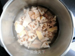 莲藕排骨煲的做法步骤：4