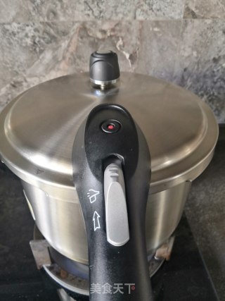 莲藕排骨煲的做法步骤：5