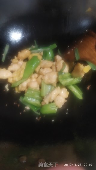 虾胶炒青椒的做法步骤：6