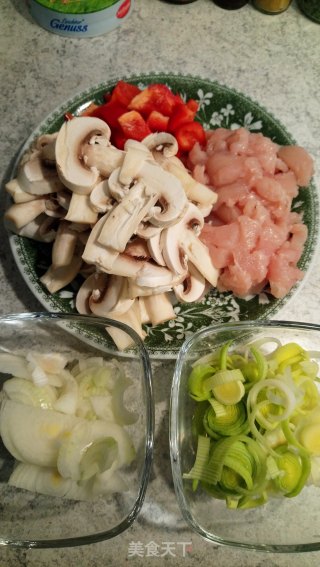葱香鸡肉浓汤的做法步骤：2