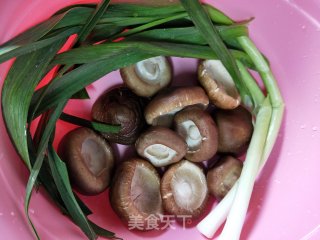 鲜菇炒蒜苗的做法步骤：1
