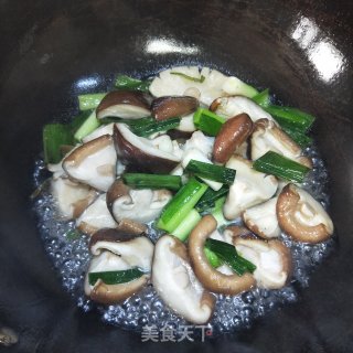 鲜菇炒蒜苗的做法步骤：5