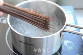 凉拌酸辣荞麦面的做法步骤：2