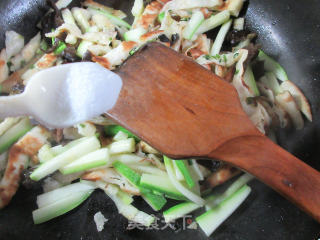 黑木耳西葫芦炒烧饼的做法步骤：5