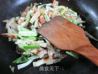 黑木耳西葫芦炒烧饼的做法步骤：7