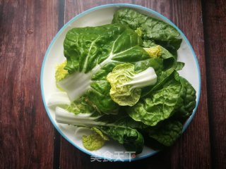 胡萝卜红菇鸡汤烫黄心菜的做法步骤：2