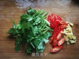 胡萝卜红菇鸡汤煮猫耳朵的做法步骤：3