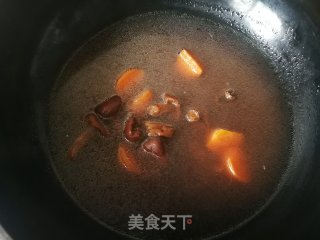 胡萝卜红菇鸡汤煮猫耳朵的做法步骤：4