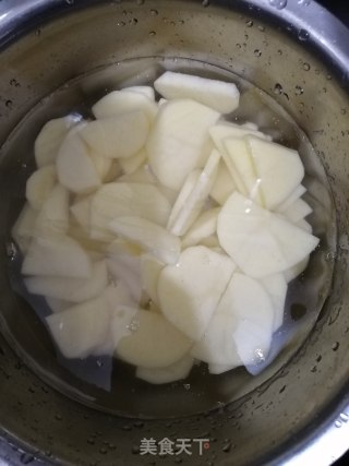 火腿炒土豆红萝卜的做法步骤：1