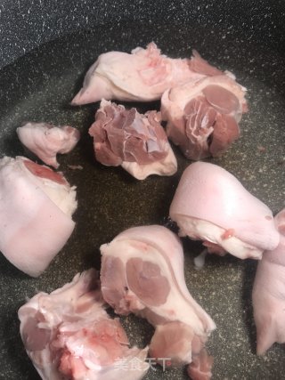 烧出爱情的黄豆猪蹄的做法步骤：1