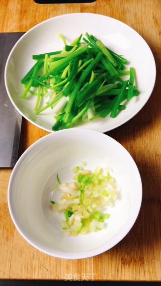 百吃不厌，葱油拌面的做法步骤：1