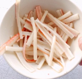 蟹柳抱蛋饭的做法步骤：2
