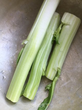 牛肉炒菜梗的做法步骤：1
