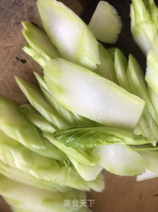 牛肉炒菜梗的做法步骤：2