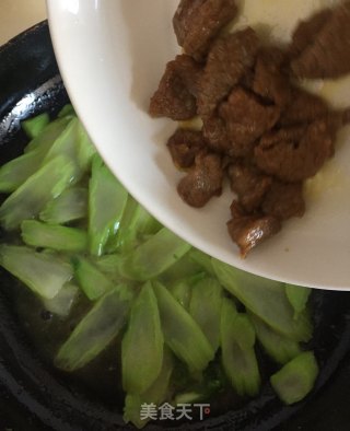 牛肉炒菜梗的做法步骤：9