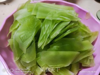 锅烧炒莴笋的做法步骤：1