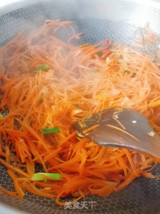 卤大肠炒胡萝卜的做法步骤：5