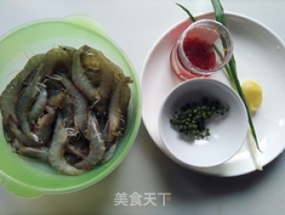 双椒蒸虾的做法步骤：1