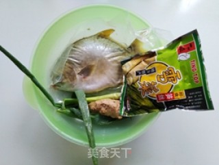 雪菜烧金鲳的做法步骤：1