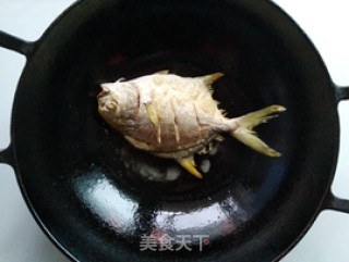 雪菜烧金鲳的做法步骤：2