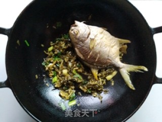 雪菜烧金鲳的做法步骤：5