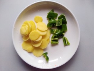 青椒土豆烧木耳的做法步骤：4
