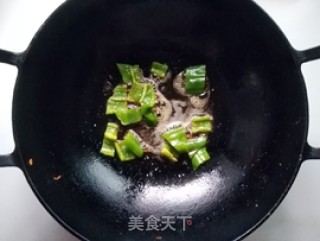 青椒土豆烧木耳的做法步骤：5