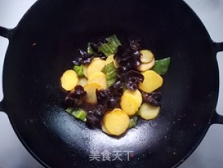 青椒土豆烧木耳的做法步骤：7
