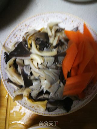鲜蘑炒肉的做法步骤：2