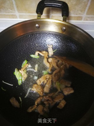 鲜蘑炒肉的做法步骤：3