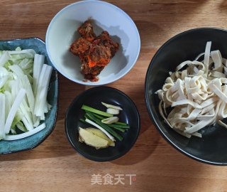 白菜牛肉酸汤面的做法步骤：1