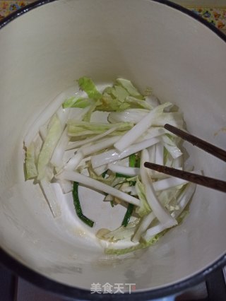 白菜牛肉酸汤面的做法步骤：3