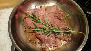 T骨牛排配迷迭香土豆+芝麻菜番茄沙拉的做法步骤：11