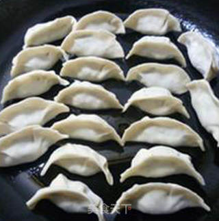 荠菜肉馅锅贴的做法步骤：10