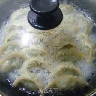 荠菜肉馅锅贴的做法步骤：11