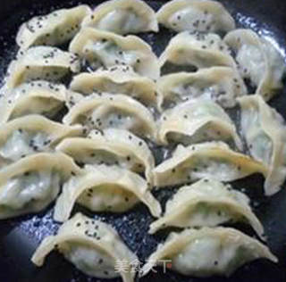 荠菜肉馅锅贴的做法步骤：12