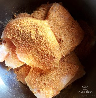 香煎奥尔良鸡胸肉的做法步骤：3