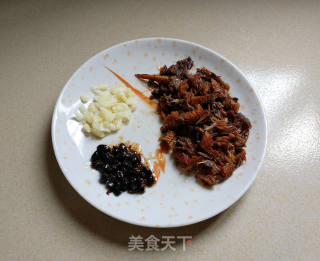 豆豉鲮鱼炒麦菜的做法步骤：2