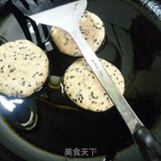 枸杞豆渣的利用~~~~~~黑芝麻枸杞豆渣饼的做法步骤：8