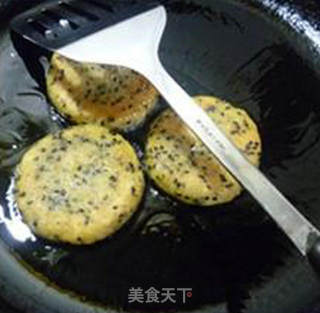 枸杞豆渣的利用~~~~~~黑芝麻枸杞豆渣饼的做法步骤：9