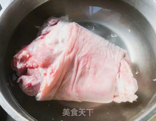 蒜泥手撕肘子的做法步骤：1