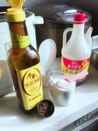 蒜泥手撕肘子的做法步骤：2