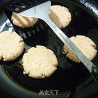 胡萝卜豆渣的利用~~~~~~胡萝卜豆渣饼（椒盐味）的做法步骤：8