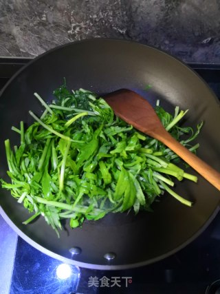 清炒茼蒿杆的做法步骤：4